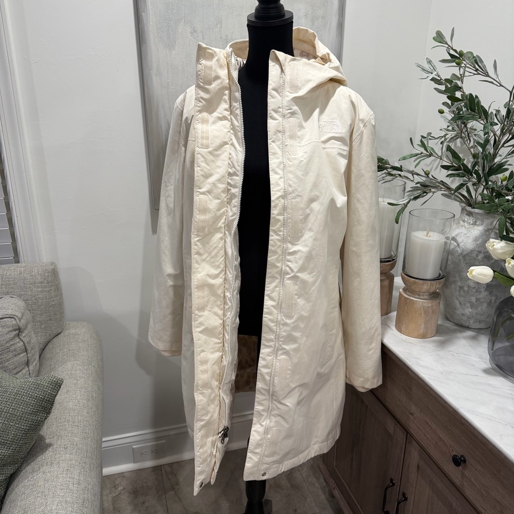 The North Face Arctic Parka Gardenia White / Silver Grey Leopard Print Interior - Picture 2 of 16